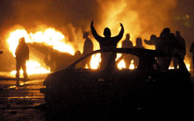 #Clichy Il s’asperge d’essence, met le feu et fonce sur les policiers : 2 policiers brûlés